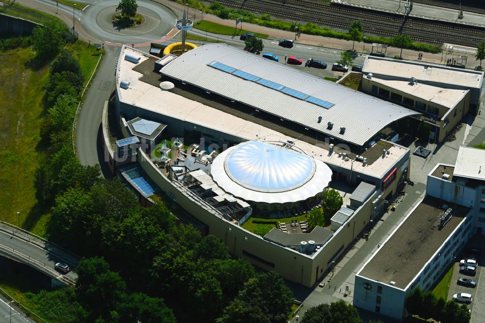 Bielefeld aus der Vogelperspektive: Therme und Schwimmbecken am Freibad der Freizeiteinrichtung Ishara Badewelt in Bielefeld im Bundesland Nordrhein-Westfalen, Deutschland