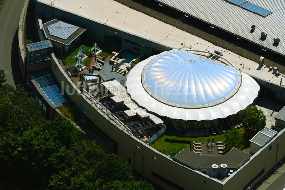 Luftbild Bielefeld - Therme und Schwimmbecken am Freibad der Freizeiteinrichtung Ishara Badewelt in Bielefeld im Bundesland Nordrhein-Westfalen, Deutschland