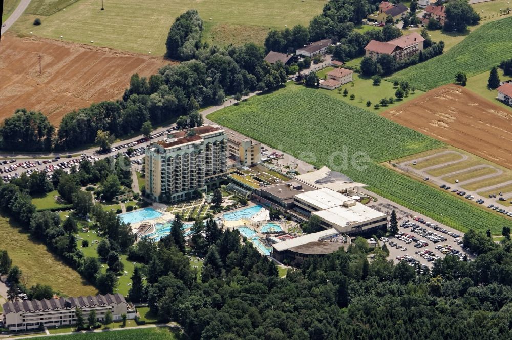 Luftbild Bad Füssing - Therme und Schwimmbecken am Freibad der Freizeiteinrichtung Johannesbad-Therme in Bad Füssing im Bundesland Bayern