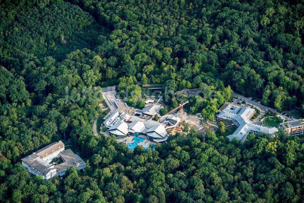 Luftaufnahme Freiburg im Breisgau - Therme und Schwimmbecken am Freibad der Freizeiteinrichtung Keidel Thermalbad in Freiburg im Breisgau im Bundesland Baden-Württemberg, Deutschland