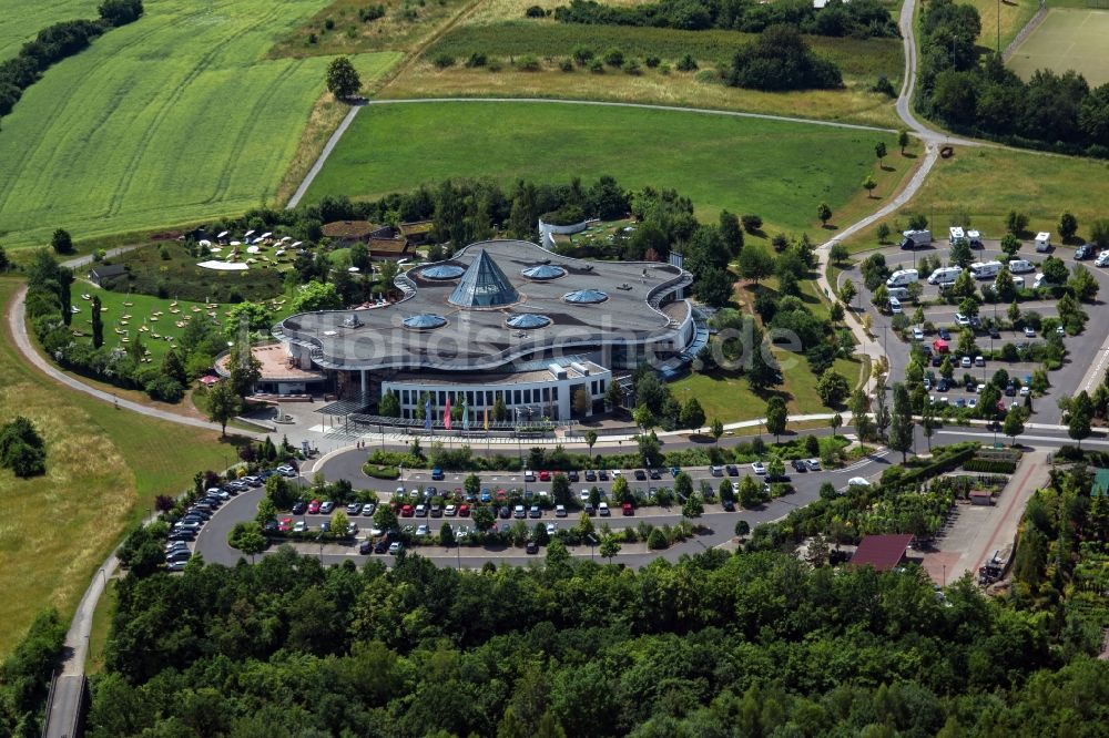 Bad Kissingen aus der Vogelperspektive: Therme und Schwimmbecken am Freibad der Freizeiteinrichtung KissSalis Therme im Ortsteil Garitz in Bad Kissingen im Bundesland Bayern, Deutschland