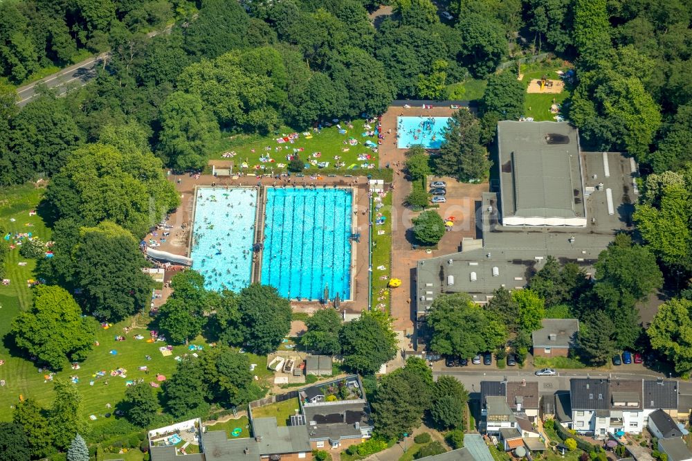 Duisburg von oben - Therme und Schwimmbecken am Freibad der Freizeiteinrichtung Kombibad Homberg in Duisburg im Bundesland Nordrhein-Westfalen, Deutschland