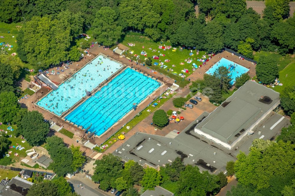 Duisburg von oben - Therme und Schwimmbecken am Freibad der Freizeiteinrichtung Kombibad Homberg in Duisburg im Bundesland Nordrhein-Westfalen, Deutschland