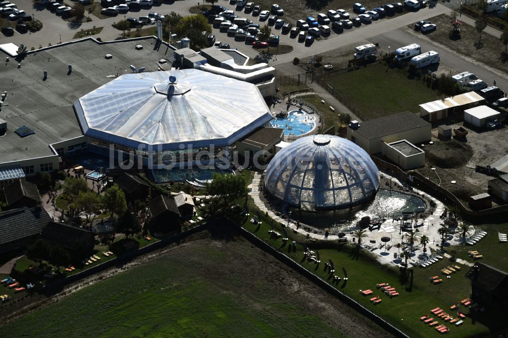 Bad Wilsnack aus der Vogelperspektive: Therme und Schwimmbecken am Freibad der Freizeiteinrichtung Kristalltherme Bad Wilsnack in Bad Wilsnack im Bundesland Brandenburg, Deutschland