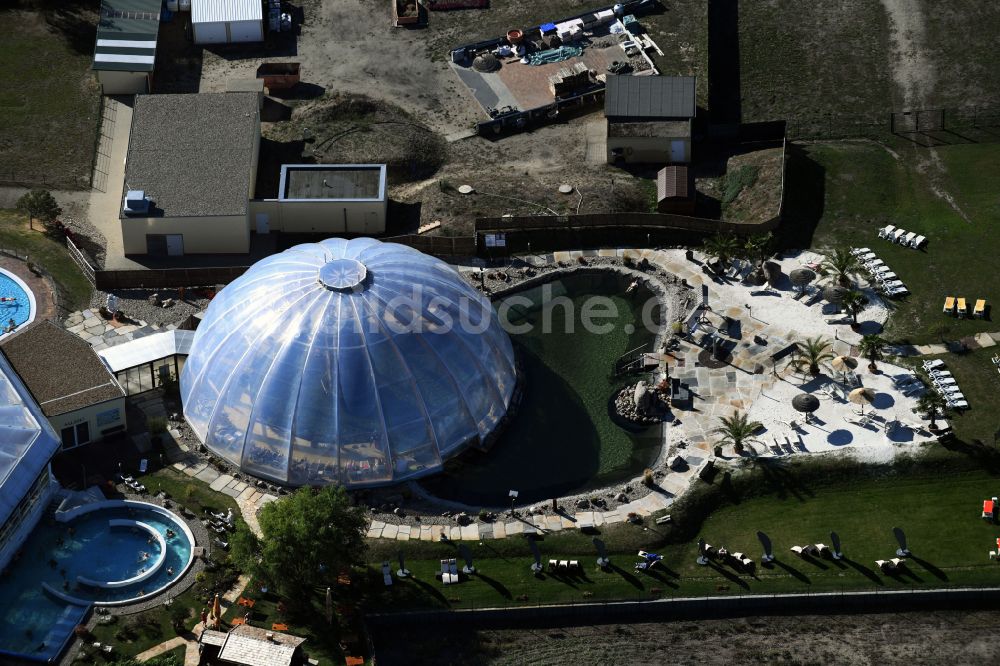 Bad Wilsnack von oben - Therme und Schwimmbecken am Freibad der Freizeiteinrichtung Kristalltherme Bad Wilsnack in Bad Wilsnack im Bundesland Brandenburg, Deutschland