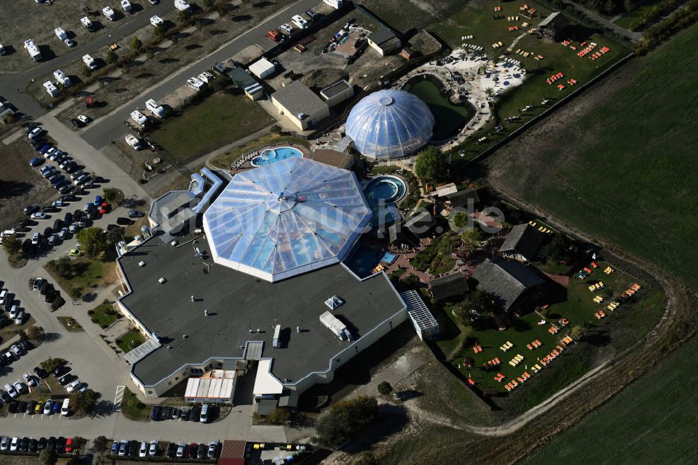 Luftaufnahme Bad Wilsnack - Therme und Schwimmbecken am Freibad der Freizeiteinrichtung Kristalltherme Bad Wilsnack in Bad Wilsnack im Bundesland Brandenburg, Deutschland