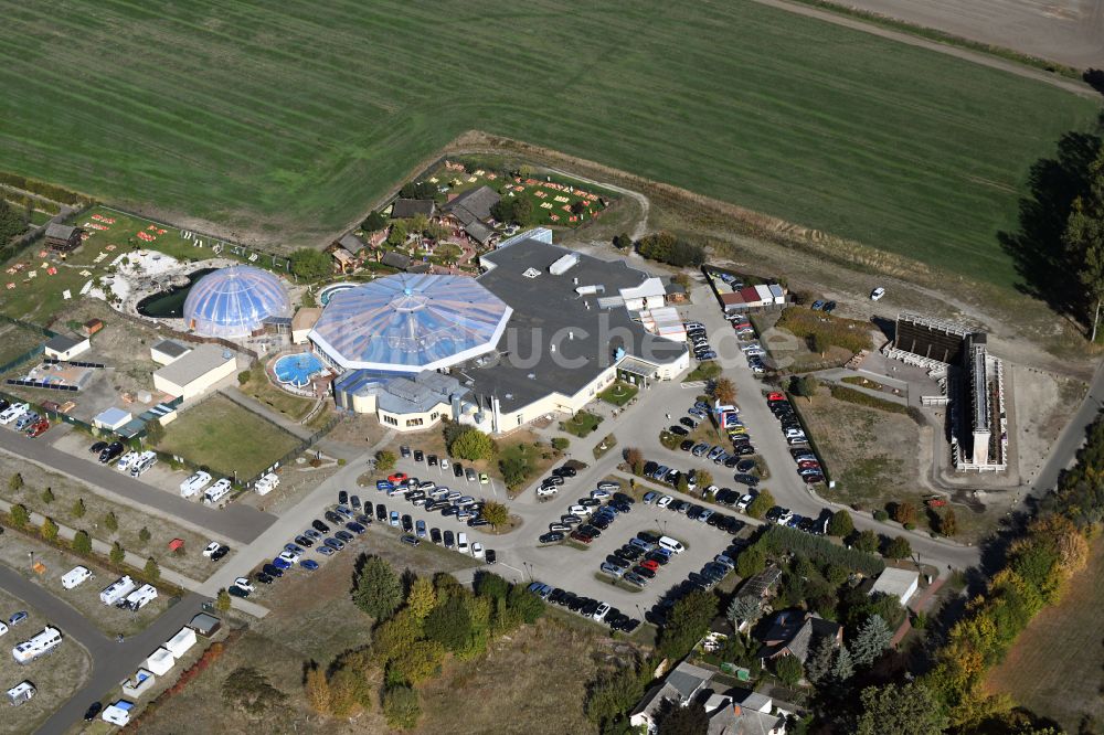 Bad Wilsnack von oben - Therme und Schwimmbecken am Freibad der Freizeiteinrichtung Kristalltherme Bad Wilsnack in Bad Wilsnack im Bundesland Brandenburg, Deutschland