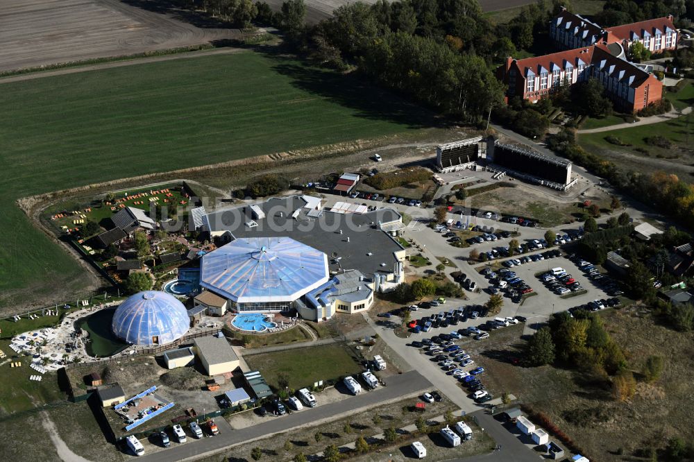 Luftbild Bad Wilsnack - Therme und Schwimmbecken am Freibad der Freizeiteinrichtung Kristalltherme Bad Wilsnack in Bad Wilsnack im Bundesland Brandenburg, Deutschland