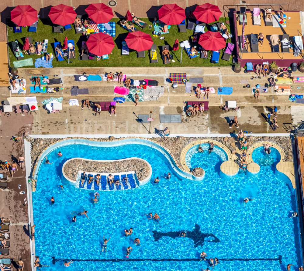 Luftaufnahme Sodingen - Therme und Schwimmbecken am Freibad der Freizeiteinrichtung LAGO Die Therme in Sodingen im Bundesland Nordrhein-Westfalen, Deutschland