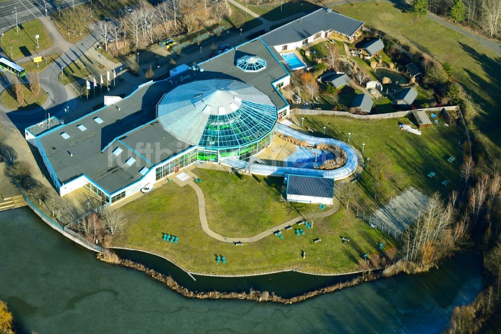 Luftbild Hoyerswerda - Therme und Schwimmbecken am Freibad der Freizeiteinrichtung der Lausitzbad Hoyerswerda GmbH im Bundesland Sachsen, Deutschland