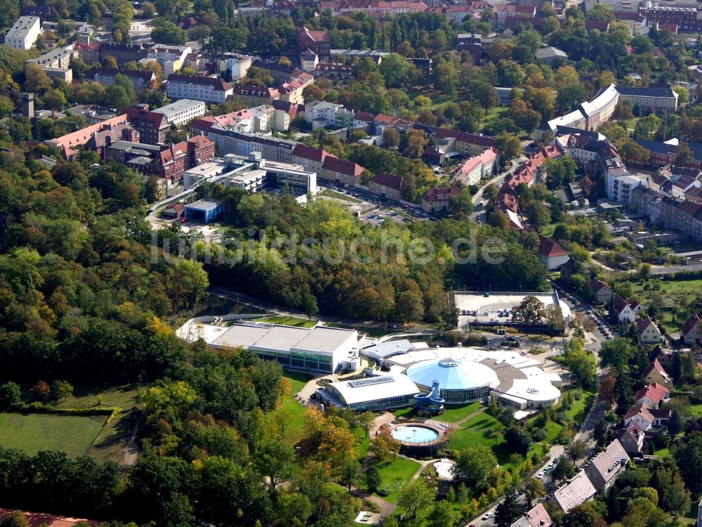 Brandenburg an der Havel aus der Vogelperspektive: Therme und Schwimmbecken am Freibad der Freizeiteinrichtung Marienbad Brandenburg in Brandenburg an der Havel im Bundesland Brandenburg, Deutschland