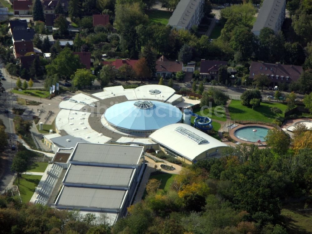 Brandenburg an der Havel aus der Vogelperspektive: Therme und Schwimmbecken am Freibad der Freizeiteinrichtung Marienbad Brandenburg in Brandenburg an der Havel im Bundesland Brandenburg, Deutschland