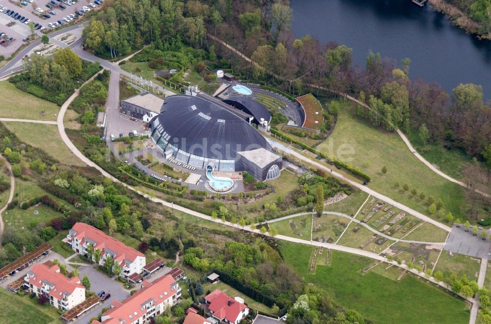 Brandenburg an der Havel aus der Vogelperspektive: Therme und Schwimmbecken am Freibad der Freizeiteinrichtung Marienbad an der Sprengelstraße in Brandenburg an der Havel im Bundesland Brandenburg