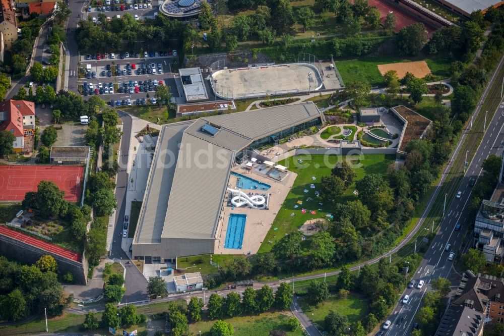 Würzburg aus der Vogelperspektive: Therme und Schwimmbecken am Freibad der Freizeiteinrichtung Nautiland- Bad im Ortsteil Zellerau in Würzburg im Bundesland Bayern, Deutschland