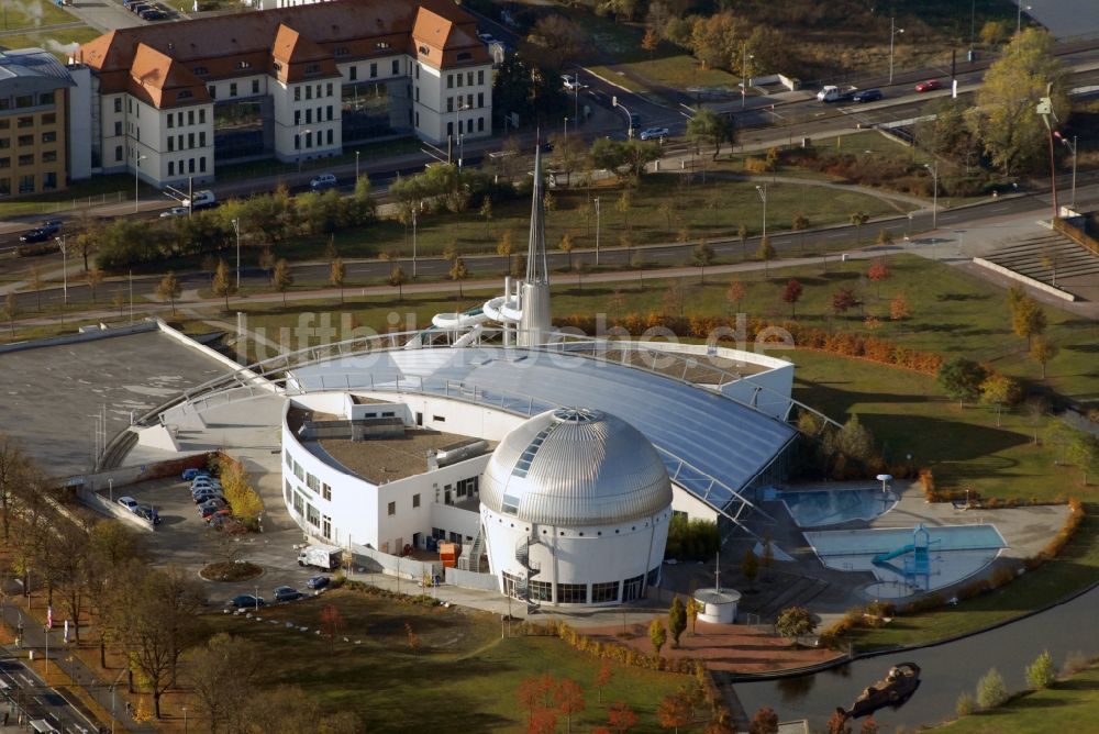 Magdeburg von oben - Therme und Schwimmbecken am Freibad der Freizeiteinrichtung NEMO Bade-, Sauna- & Fitnesswelt an der Herrenkrugstraße im Ortsteil Herrenkrug in Magdeburg im Bundesland Sachsen-Anhalt