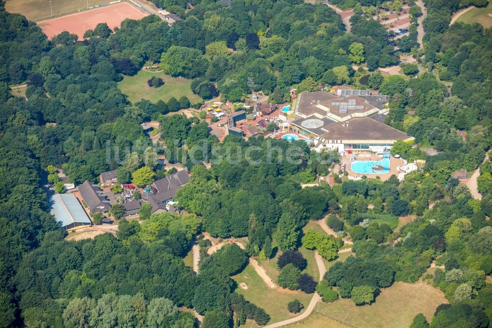 Luftbild Duisburg - Therme und Schwimmbecken am Freibad der Freizeiteinrichtung Niederrhein-Therme an der Wehofer Straße im Ortsteil Hamborn in Duisburg im Bundesland Nordrhein-Westfalen - NRW, Deutschland