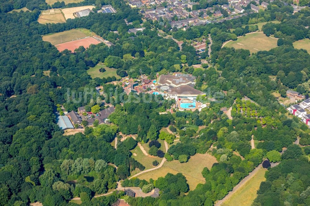 Luftaufnahme Duisburg - Therme und Schwimmbecken am Freibad der Freizeiteinrichtung Niederrhein-Therme an der Wehofer Straße im Ortsteil Hamborn in Duisburg im Bundesland Nordrhein-Westfalen - NRW, Deutschland