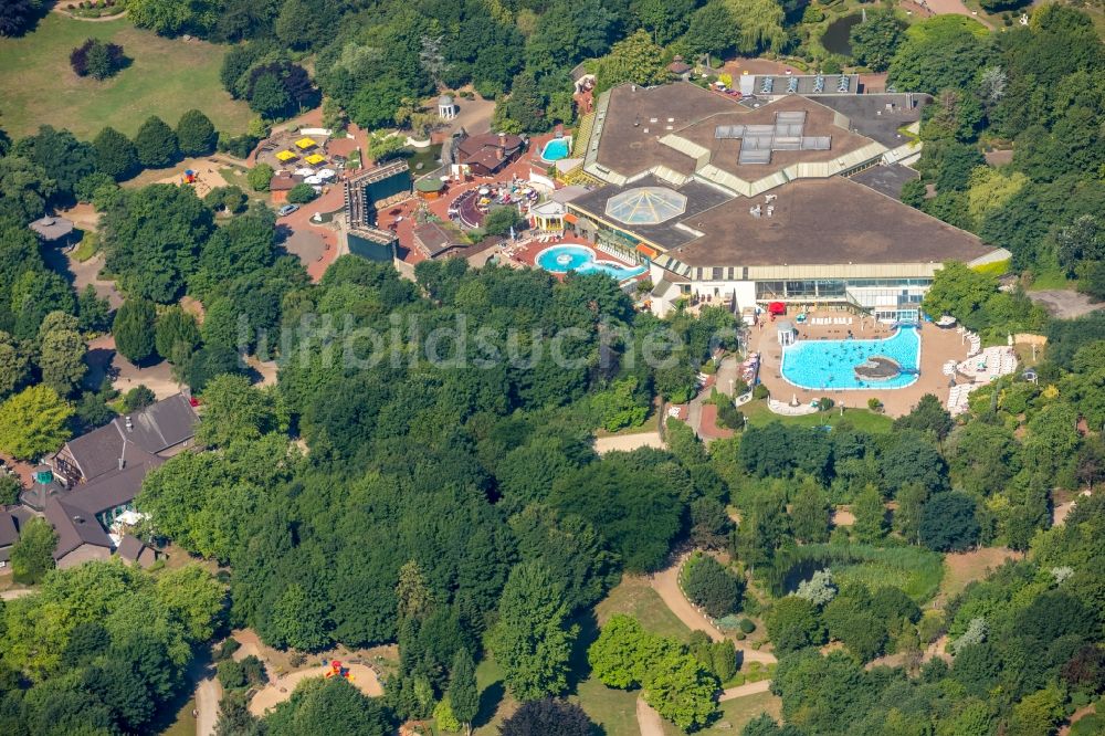 Duisburg von oben - Therme und Schwimmbecken am Freibad der Freizeiteinrichtung Niederrhein-Therme an der Wehofer Straße im Ortsteil Hamborn in Duisburg im Bundesland Nordrhein-Westfalen - NRW, Deutschland