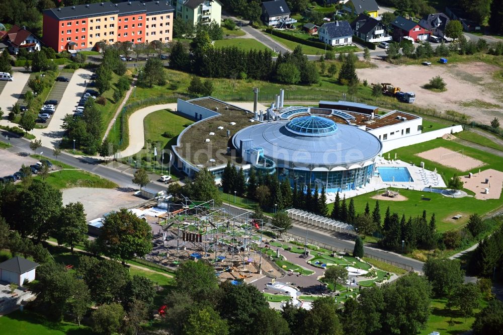 Oberhof aus der Vogelperspektive: Therme und Schwimmbecken am Freibad der Freizeiteinrichtung H2 in Oberhof im Bundesland Thüringen, Deutschland