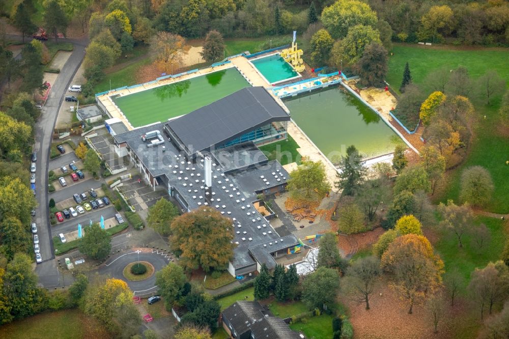 Luftaufnahme Velbert - Therme und Schwimmbecken am Freibad der Freizeiteinrichtung Panoramabad Velbert-Neviges in Velbert im Bundesland Nordrhein-Westfalen, Deutschland