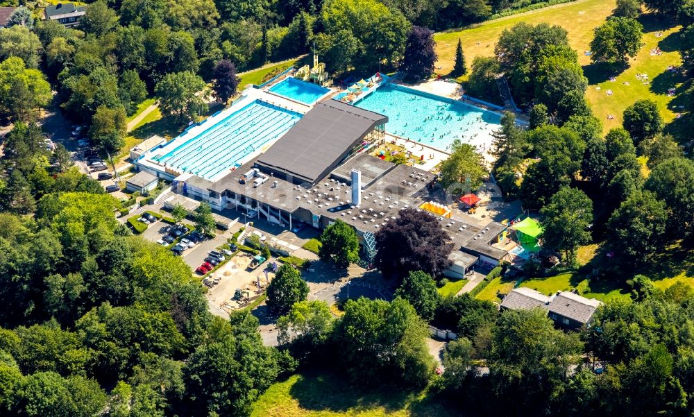 Velbert aus der Vogelperspektive: Therme und Schwimmbecken am Freibad der Freizeiteinrichtung Panoramabad Velbert-Neviges in Velbert im Bundesland Nordrhein-Westfalen, Deutschland