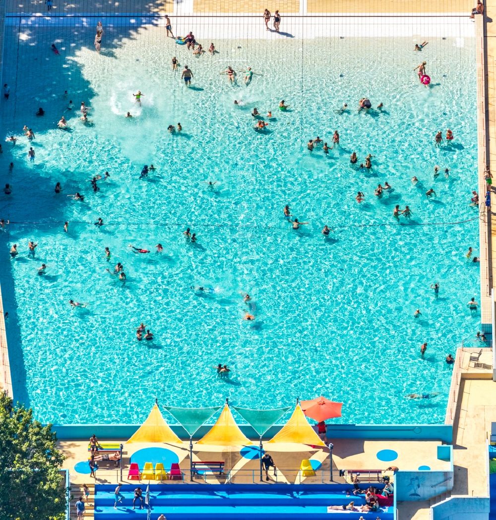 Velbert von oben - Therme und Schwimmbecken am Freibad der Freizeiteinrichtung Panoramabad Velbert-Neviges in Velbert im Bundesland Nordrhein-Westfalen, Deutschland