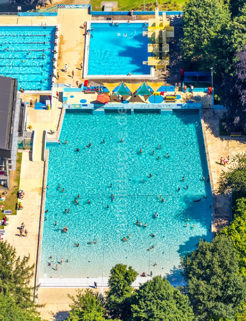 Velbert von oben - Therme und Schwimmbecken am Freibad der Freizeiteinrichtung Panoramabad Velbert-Neviges in Velbert im Bundesland Nordrhein-Westfalen, Deutschland