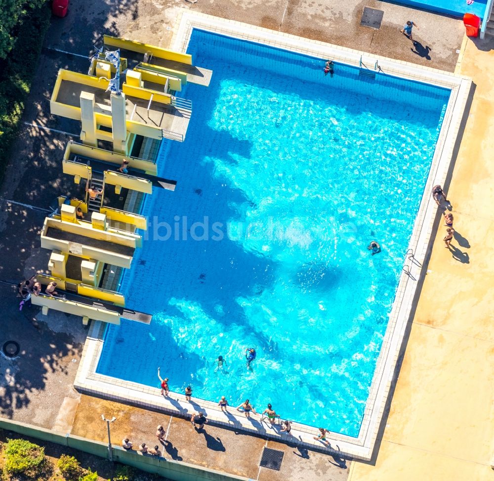 Velbert aus der Vogelperspektive: Therme und Schwimmbecken am Freibad der Freizeiteinrichtung Panoramabad Velbert-Neviges in Velbert im Bundesland Nordrhein-Westfalen, Deutschland