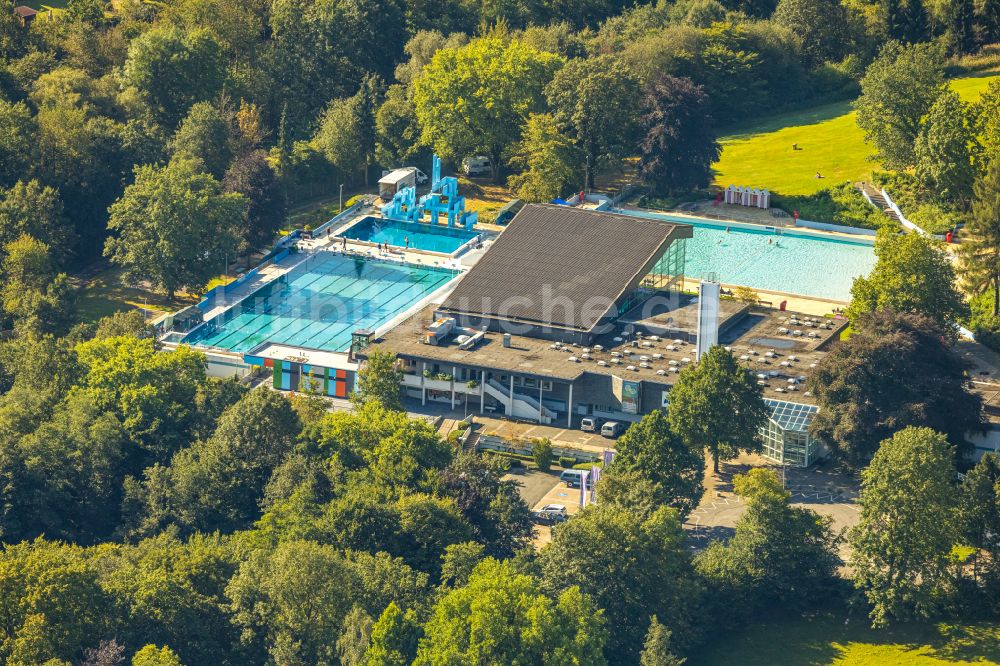 Velbert von oben - Therme und Schwimmbecken am Freibad der Freizeiteinrichtung Panoramabad Velbert-Neviges in Velbert im Bundesland Nordrhein-Westfalen, Deutschland