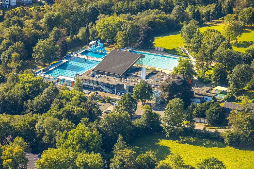 Velbert aus der Vogelperspektive: Therme und Schwimmbecken am Freibad der Freizeiteinrichtung Panoramabad Velbert-Neviges in Velbert im Bundesland Nordrhein-Westfalen, Deutschland