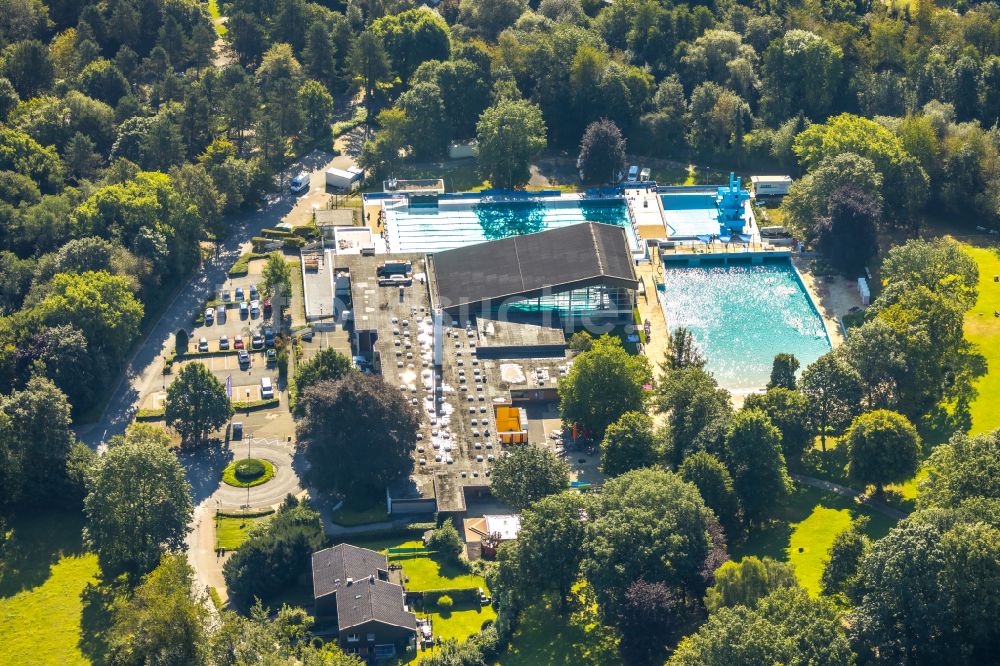 Velbert von oben - Therme und Schwimmbecken am Freibad der Freizeiteinrichtung Panoramabad Velbert-Neviges in Velbert im Bundesland Nordrhein-Westfalen, Deutschland