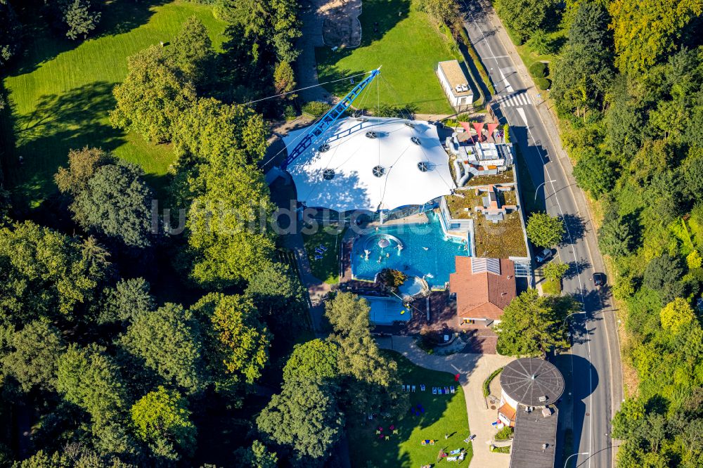 Luftaufnahme Velbert - Therme und Schwimmbecken am Freibad der Freizeiteinrichtung Parkbad Velbert-Mitte in Velbert im Bundesland Nordrhein-Westfalen, Deutschland