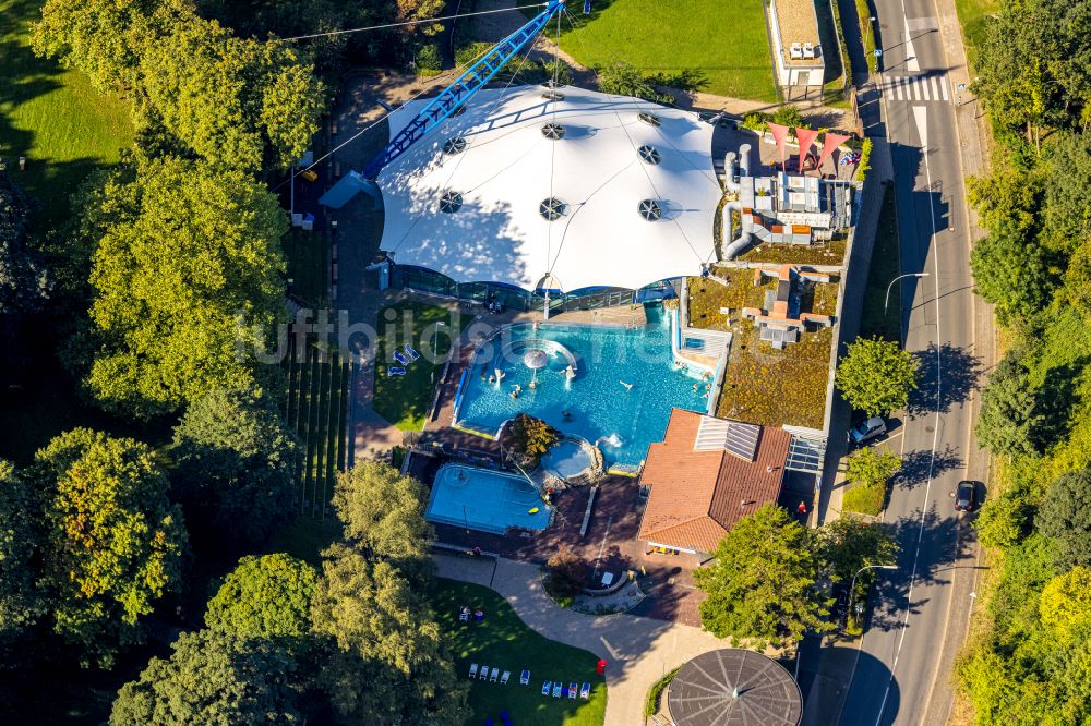 Velbert von oben - Therme und Schwimmbecken am Freibad der Freizeiteinrichtung Parkbad Velbert-Mitte in Velbert im Bundesland Nordrhein-Westfalen, Deutschland