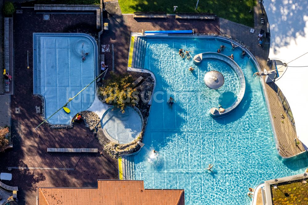 Velbert aus der Vogelperspektive: Therme und Schwimmbecken am Freibad der Freizeiteinrichtung Parkbad Velbert-Mitte in Velbert im Bundesland Nordrhein-Westfalen, Deutschland