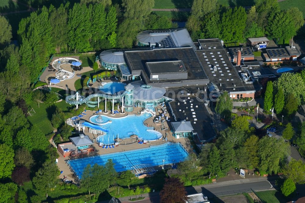 Rotenburg (Wümme) aus der Vogelperspektive: Therme und Schwimmbecken am Freibad der Freizeiteinrichtung Ronolulu in Rotenburg (Wümme) im Bundesland Niedersachsen, Deutschland