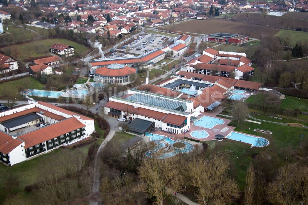 Luftaufnahme Bad Birnbach - Therme und Schwimmbecken am Freibad der Freizeiteinrichtung Rottal Terme in Bad Birnbach im Bundesland Bayern