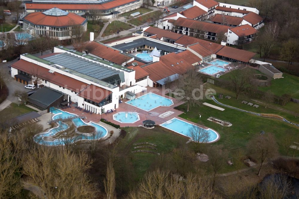 Bad Birnbach von oben - Therme und Schwimmbecken am Freibad der Freizeiteinrichtung Rottal Terme in Bad Birnbach im Bundesland Bayern