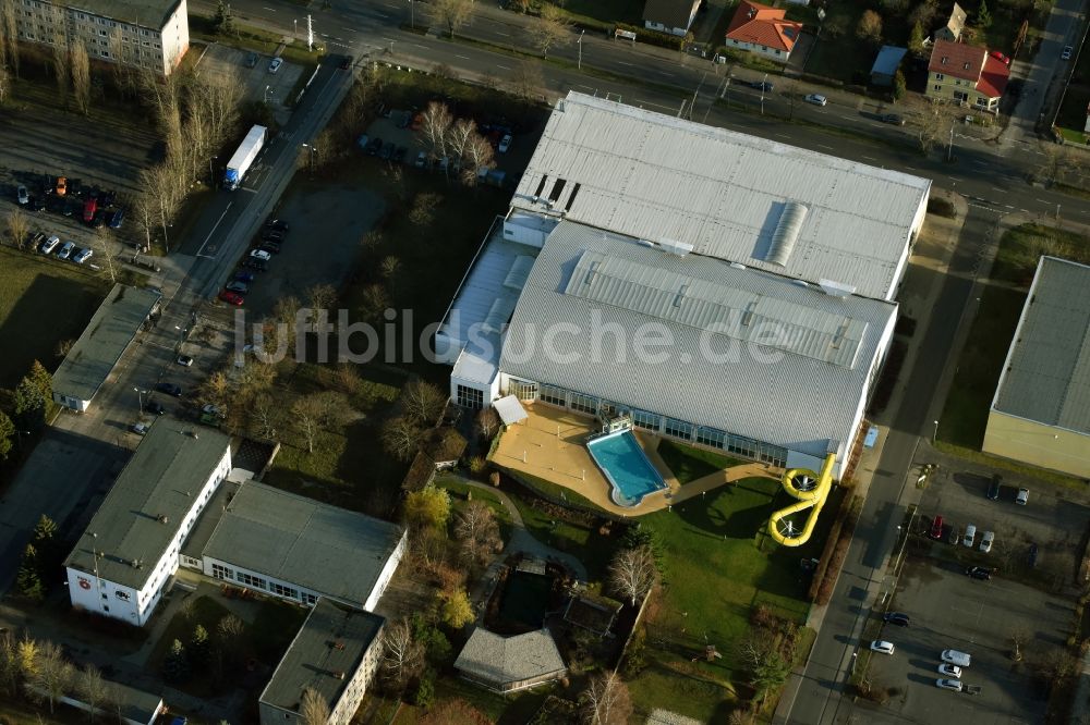 Luftaufnahme Fürstenwalde/Spree - Therme und Schwimmbecken am Freibad der Freizeiteinrichtung Schwapp an der Straße Große Freizeit in Fürstenwalde/Spree im Bundesland Brandenburg