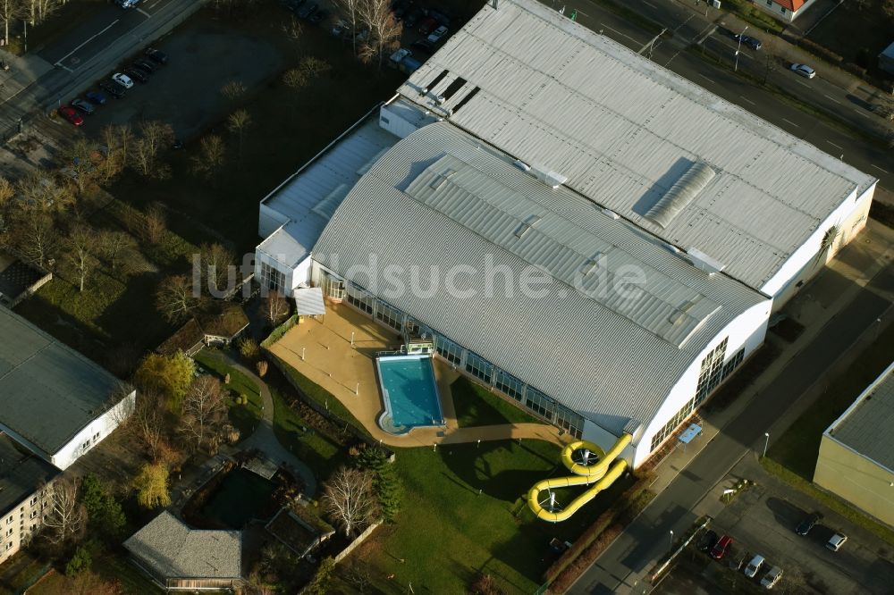 Fürstenwalde/Spree von oben - Therme und Schwimmbecken am Freibad der Freizeiteinrichtung Schwapp an der Straße Große Freizeit in Fürstenwalde/Spree im Bundesland Brandenburg