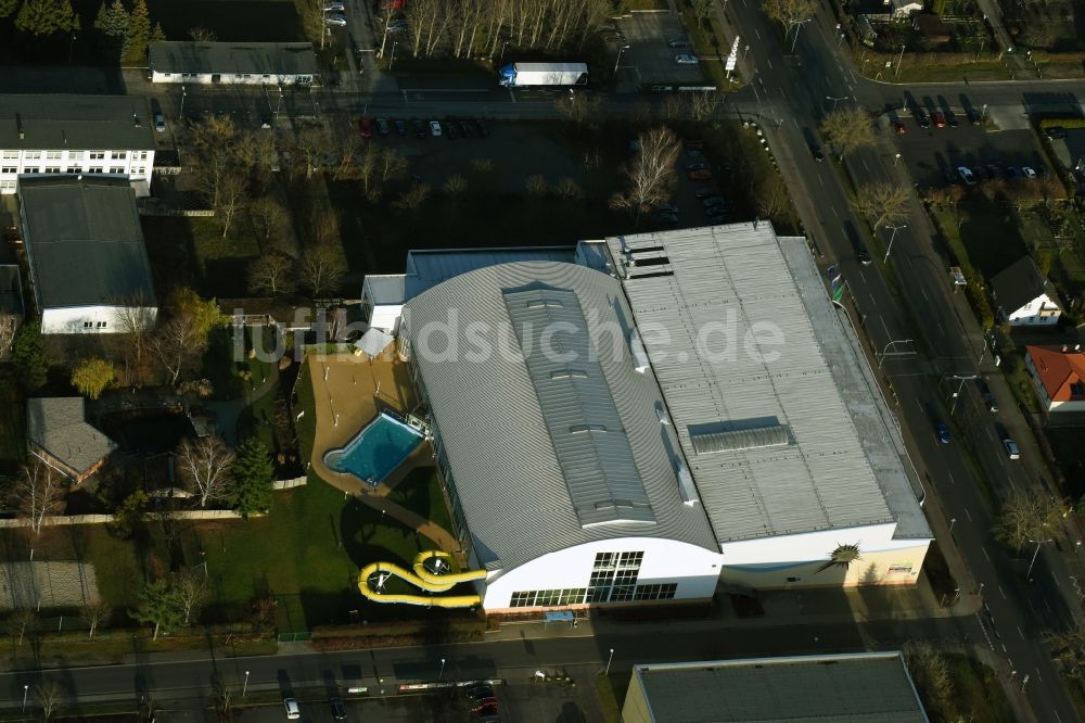 Luftbild Fürstenwalde/Spree - Therme und Schwimmbecken am Freibad der Freizeiteinrichtung Schwapp an der Straße Große Freizeit in Fürstenwalde/Spree im Bundesland Brandenburg