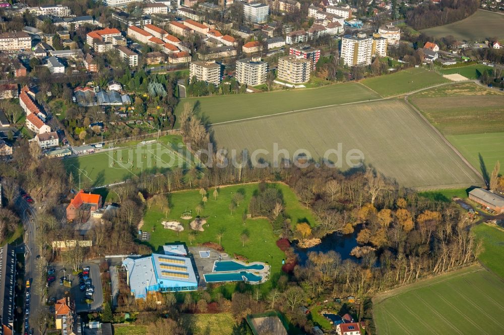 Luftaufnahme Herne - Therme und Schwimmbecken am Freibad der Freizeiteinrichtung Südpool in der Bergstraße in Herne im Bundesland Nordrhein-Westfalen, Deutschland