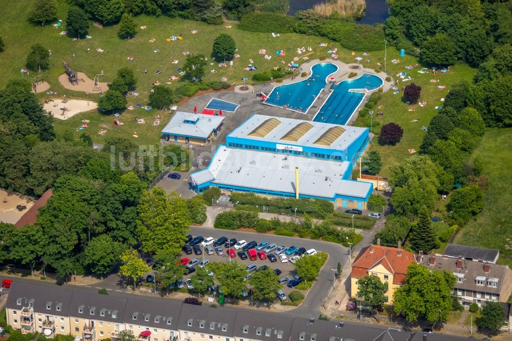 Luftaufnahme Herne - Therme und Schwimmbecken am Freibad der Freizeiteinrichtung Südpool in der Bergstraße in Herne im Bundesland Nordrhein-Westfalen, Deutschland