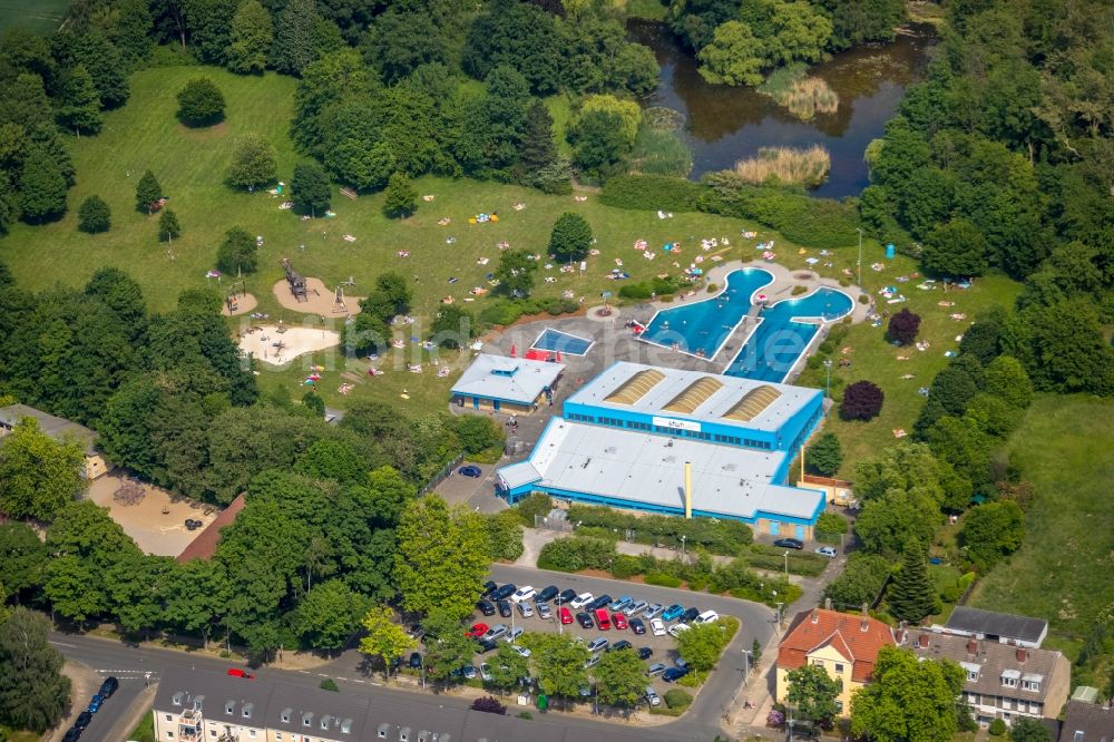 Luftaufnahme Herne - Therme und Schwimmbecken am Freibad der Freizeiteinrichtung Südpool in der Bergstraße in Herne im Bundesland Nordrhein-Westfalen, Deutschland