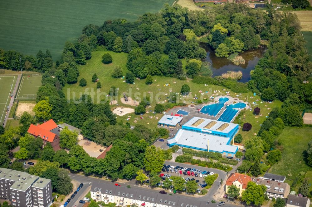 Herne von oben - Therme und Schwimmbecken am Freibad der Freizeiteinrichtung Südpool in der Bergstraße in Herne im Bundesland Nordrhein-Westfalen, Deutschland