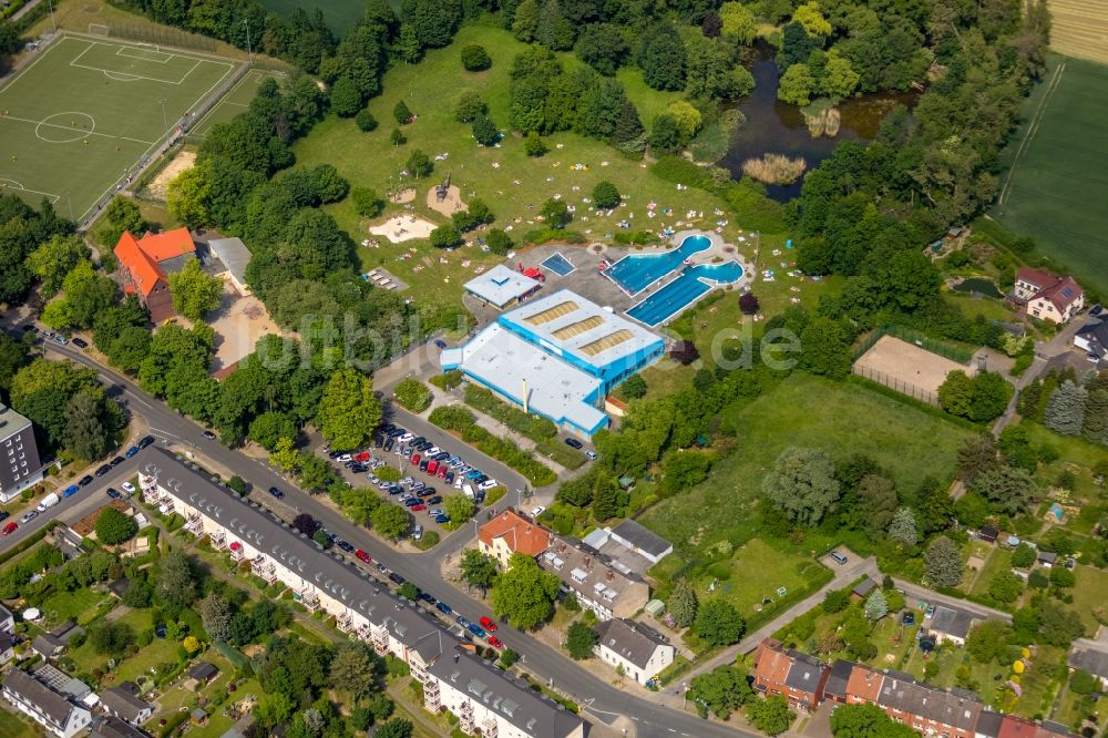 Herne aus der Vogelperspektive: Therme und Schwimmbecken am Freibad der Freizeiteinrichtung Südpool in der Bergstraße in Herne im Bundesland Nordrhein-Westfalen, Deutschland