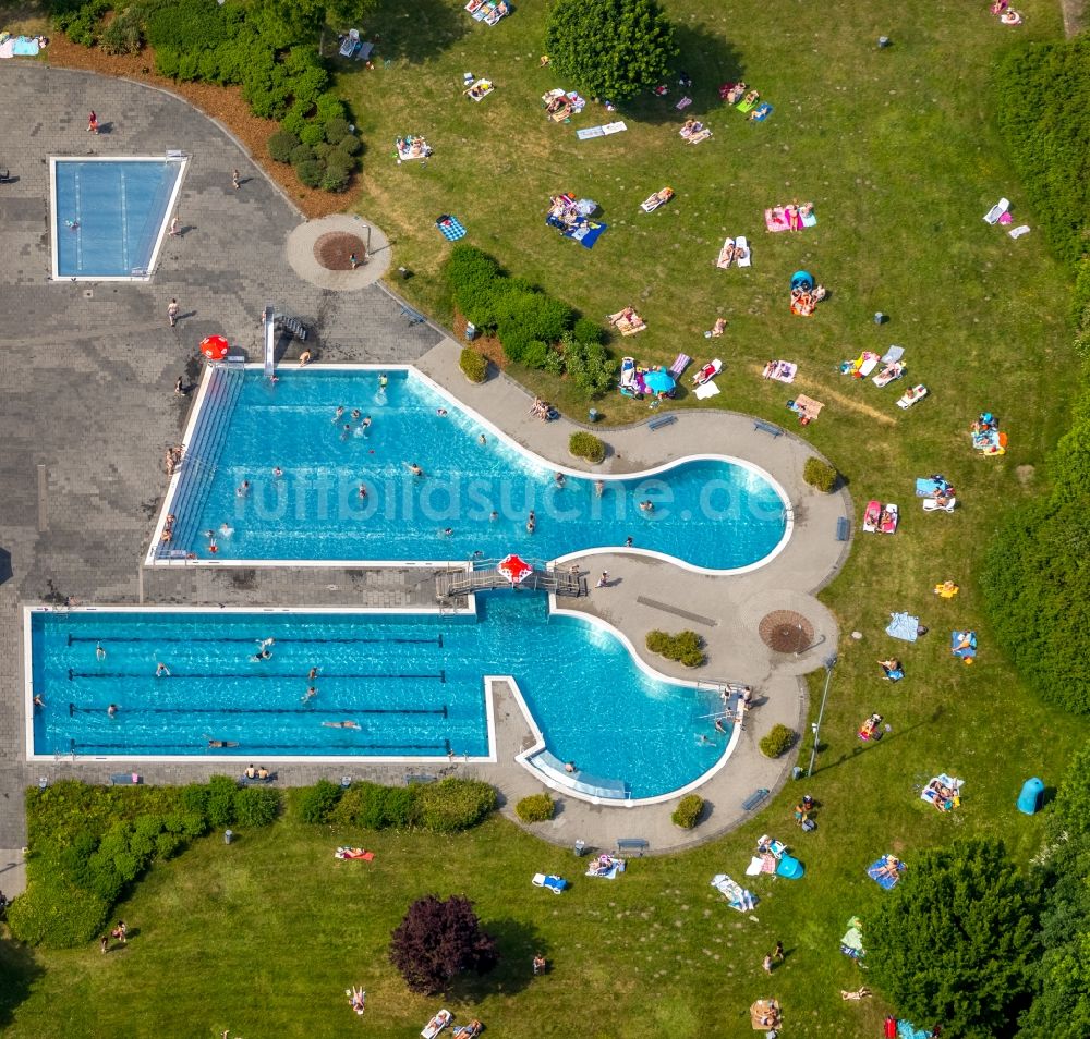 Luftaufnahme Herne - Therme und Schwimmbecken am Freibad der Freizeiteinrichtung Südpool in der Bergstraße in Herne im Bundesland Nordrhein-Westfalen, Deutschland