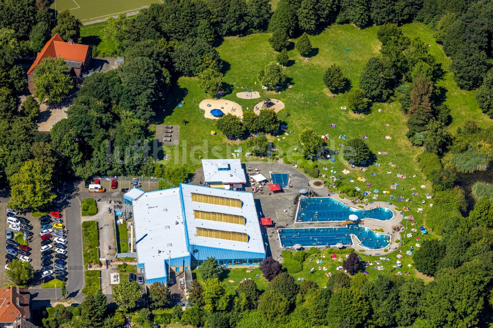 Herne von oben - Therme und Schwimmbecken am Freibad der Freizeiteinrichtung Südpool in der Bergstraße in Herne im Bundesland Nordrhein-Westfalen, Deutschland