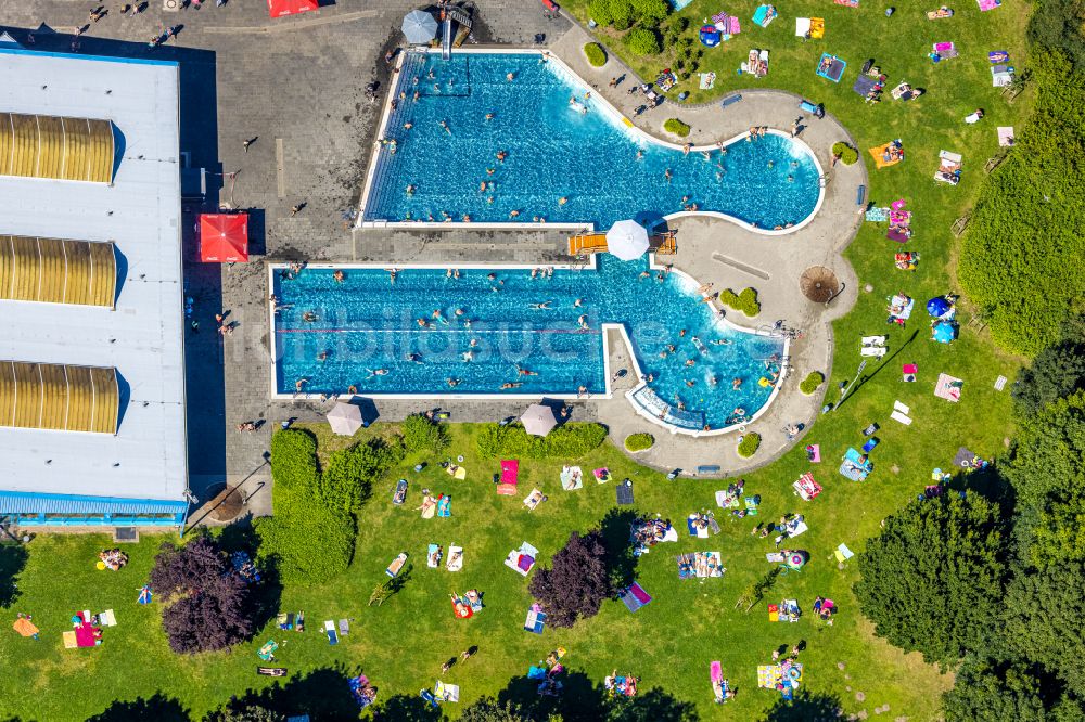 Luftaufnahme Herne - Therme und Schwimmbecken am Freibad der Freizeiteinrichtung Südpool in der Bergstraße in Herne im Bundesland Nordrhein-Westfalen, Deutschland