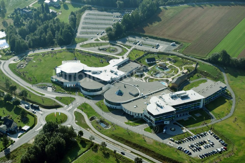 Luftaufnahme Weißenstadt - Therme und Schwimmbecken am Freibad der Freizeiteinrichtung Siebenquell Therme GesundZeitResort an der Thermenallee in Weißenstadt im Bundesland Bayern, Deutschland