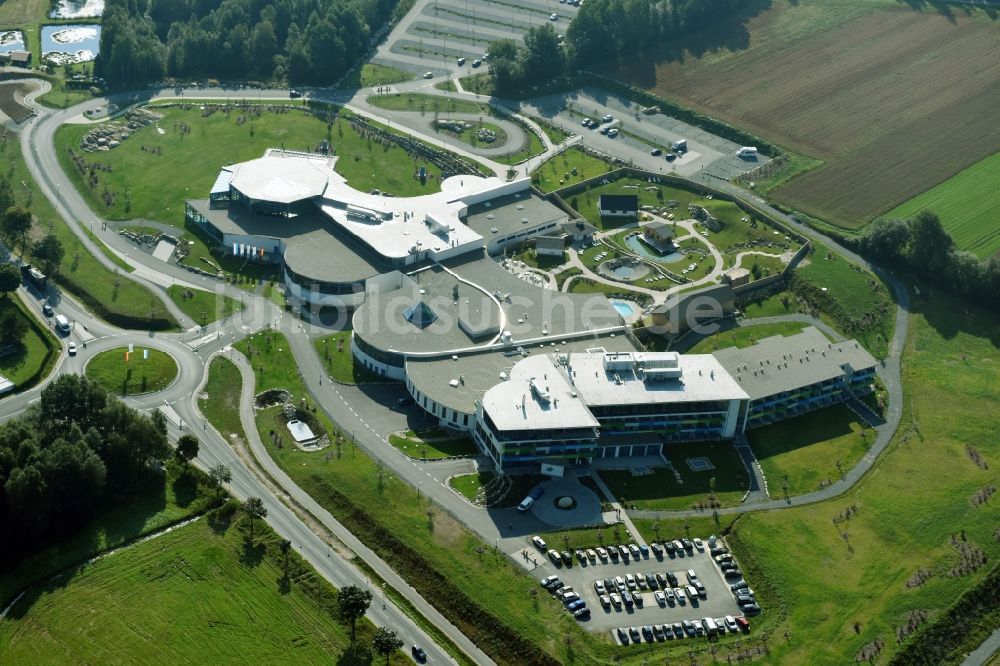 Weißenstadt von oben - Therme und Schwimmbecken am Freibad der Freizeiteinrichtung Siebenquell Therme GesundZeitResort an der Thermenallee in Weißenstadt im Bundesland Bayern, Deutschland